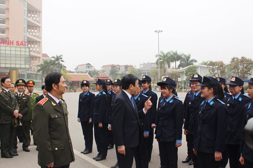 Chủ tịch nước Trương Tấn Sang trò chuyện cùng các học viên dân sự.